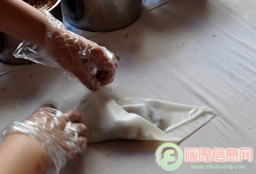 捆粄表皮晶莹剔透,可根据个人喜好选择馅料。