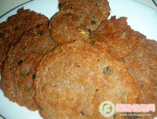 煎好的薯板。食用时再粘上蒜头醋或者蒜头盐水,味道更加浓厚,而且不上火