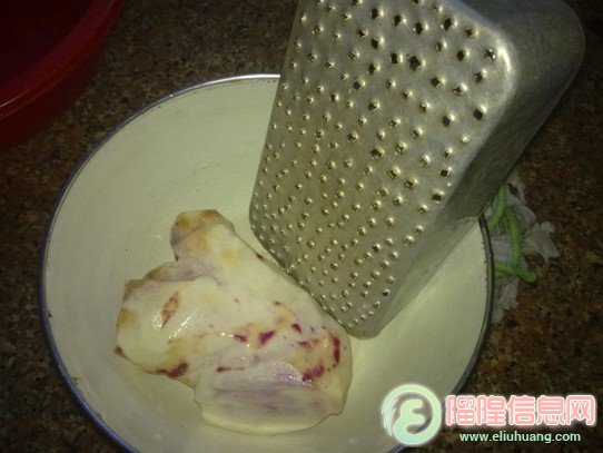 薯去皮,冲洗干净后,用自己制作的工具磨碎